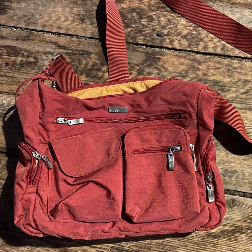 Baggallini Go Everywhere Red crossbody bag. Ex cond. vibrant orange lining.